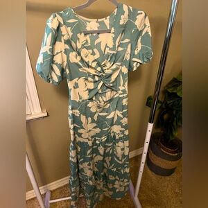 Women’s floral vacation dress. Size medium.